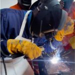Soldador realizando una soldadura por arco con electrodo revestido para ilustrar las senales de electrodos incorrectos en trabajos industriales Rosario.