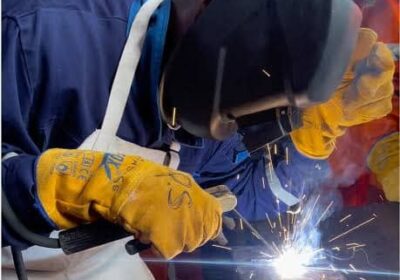 Soldador realizando una soldadura por arco con electrodo revestido para ilustrar las senales de electrodos incorrectos en trabajos industriales Rosario.
