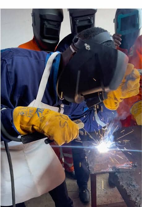 Soldador realizando una soldadura por arco con electrodo revestido para ilustrar las senales de electrodos incorrectos en trabajos industriales Rosario.